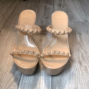 Carmen Sol Made in Italy
jelly material
Water resistant
4.8” heel, 1.5” Platform